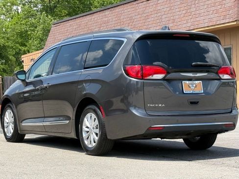 Used 2017 Chrysler Pacifica Touring-L w/ 13 Speaker Alpine Sound Group FWD image 3