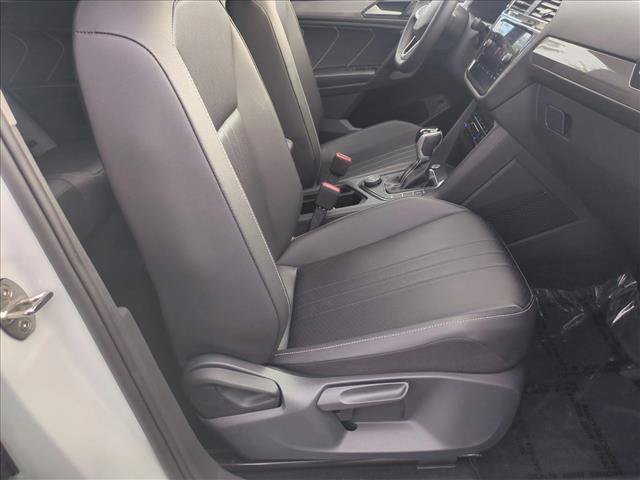 Used 2024 Volkswagen Tiguan SE w/ Panoramic Sunroof Package AWD/4WD image 21