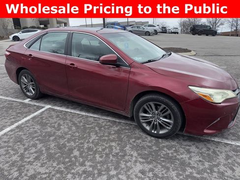 Used 2017 Toyota Camry SE w/ Moonroof Package image 2