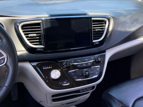 Used 2023 Chrysler Pacifica Touring-L FWD image 7