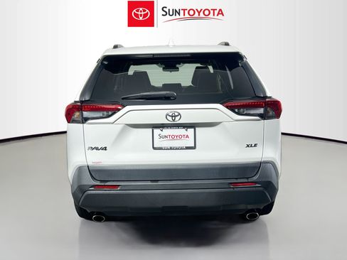 Used 2019 Toyota RAV4 XLE Premium FWD image 5