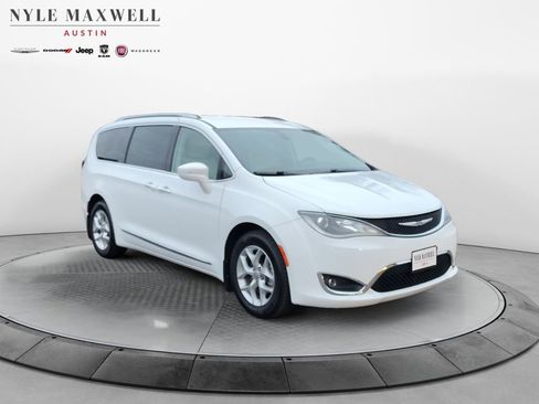 Used 2017 Chrysler Pacifica Touring-L Plus w/ Tire & Wheel Group image 2