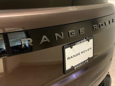 Certified 2025 Land Rover Range Rover SE AWD/4WD image 9