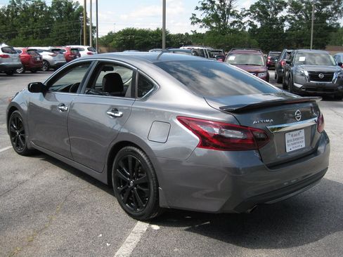 Used 2017 Nissan Altima 2.5 SR w/ Midnight Edition Package FWD image 5