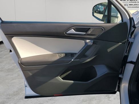 Used 2018 Volkswagen Tiguan SE w/ Panoramic Sunroof Package image 26