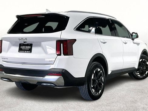 Used 2024 Kia Sorento S image 2