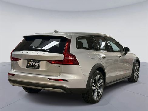 Used 2023 Volvo V60 B5 Cross Country Plus w/ Climate Package image 10