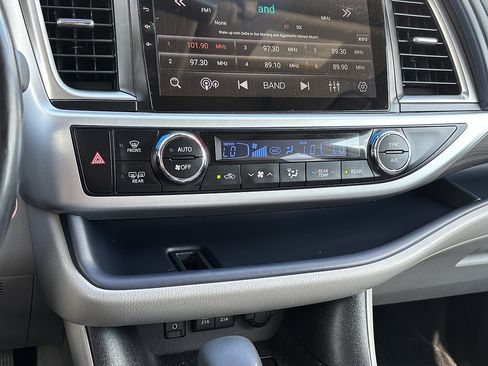 Used 2017 Toyota Highlander Limited Platinum FWD image 23
