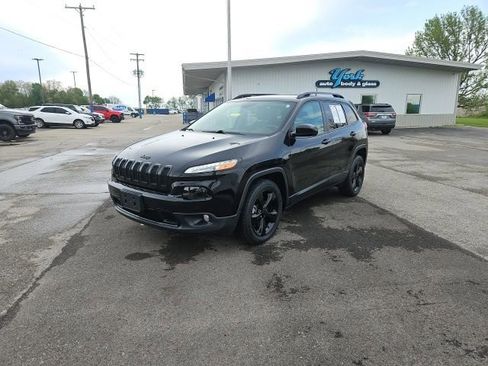 Used 2018 Jeep Cherokee Latitude w/ Altitude Package FWD image 2