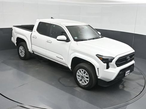 Used 2025 Toyota Tacoma SR5 AWD/4WD image 40