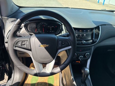 Used 2022 Chevrolet Trax LT w/ LT Convenience Package AWD/4WD image 19
