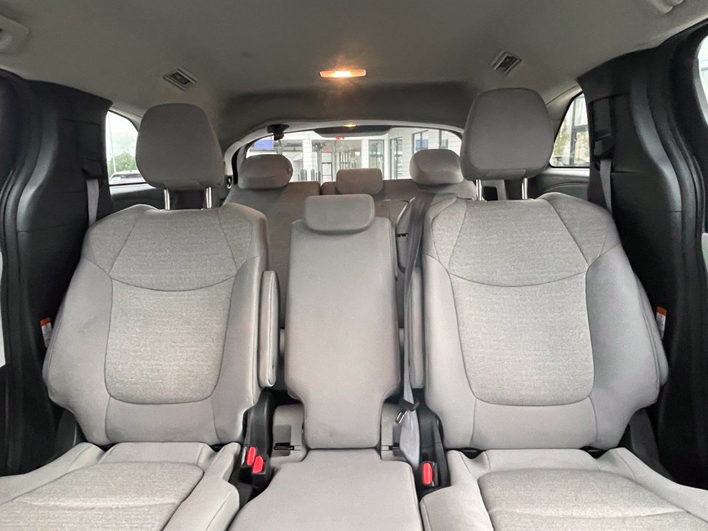 Used 2025 Toyota Sienna LE FWD image 21