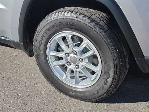 Used 2018 Jeep Grand Cherokee Laredo image 12