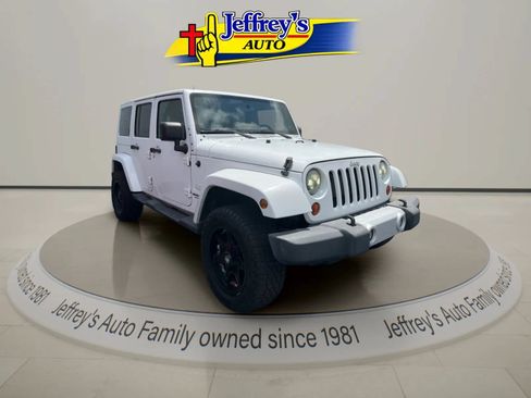 Used 2012 Jeep Wrangler Unlimited Sahara w/ Connectivity Group AWD/4WD image 4