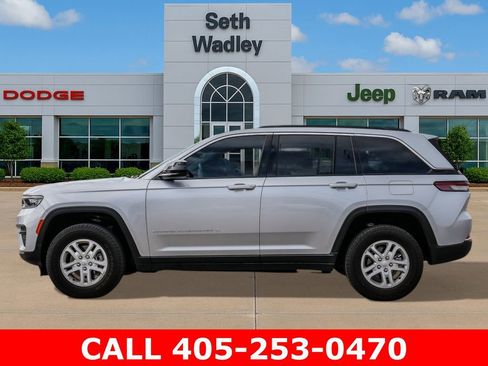 Used 2025 Jeep Grand Cherokee Laredo w/ Luxury Tech Group I AWD/4WD image 4