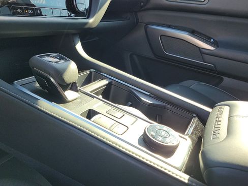 Used 2023 Nissan Pathfinder SL image 29