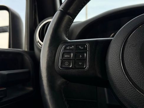 Used 2018 Jeep Wrangler Unlimited Sahara AWD/4WD image 8