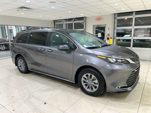 Used 2024 Toyota Sienna XLE w/ XLE Plus Package image 1