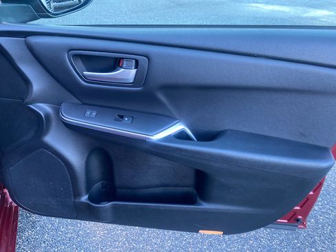 Used 2017 Toyota Camry SE image 25