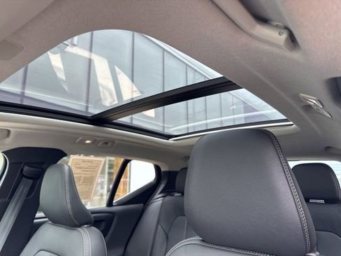 Certified 2025 Volvo XC40 B5 Plus AWD/4WD image 27