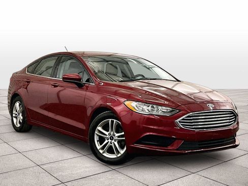 Used 2018 Ford Fusion SE w/ Fusion SE Technology Package FWD image 2