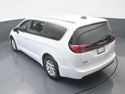 Used 2025 Chrysler Pacifica Select FWD image 44