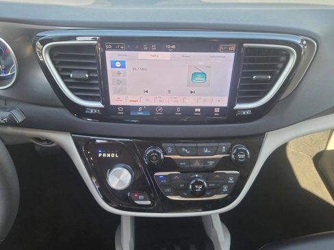 Used 2024 Chrysler Pacifica Touring-L FWD image 15