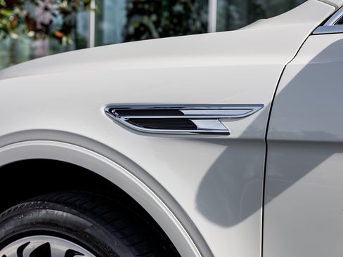 Used 2023 Bentley Bentayga Extended Wheelbase image 18