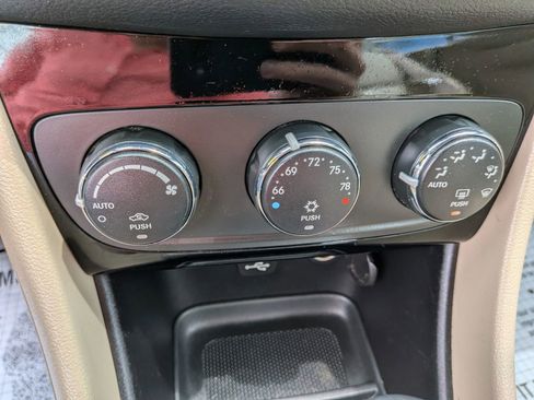 Used 2011 Chrysler 200 Limited FWD image 51