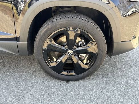 Certified 2025 Volkswagen Taos SE image 10