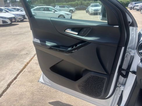 Used 2025 Chevrolet Equinox LT FWD image 18