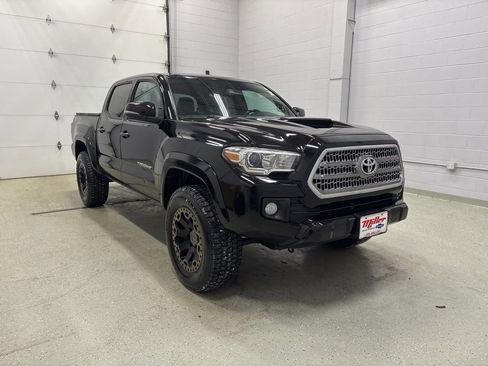 Used 2017 Toyota Tacoma TRD Sport w/ Tow Package image 2