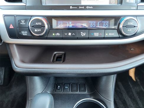 Used 2019 Toyota Highlander XLE image 18