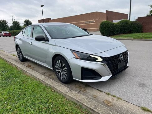 Used 2024 Nissan Altima 2.5 SV FWD image 2