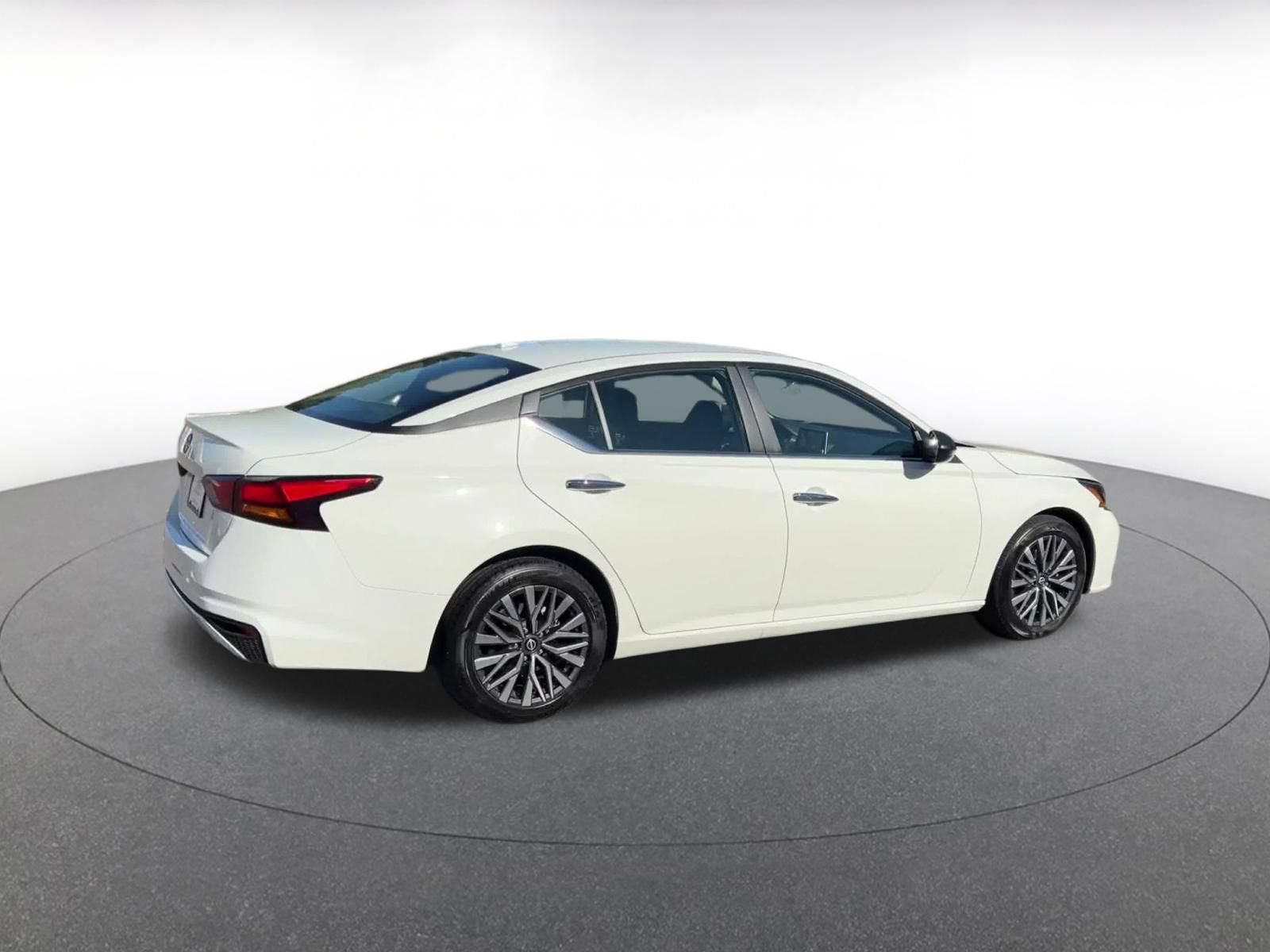 Used 2025 Nissan Altima 2.5 SV FWD image 14