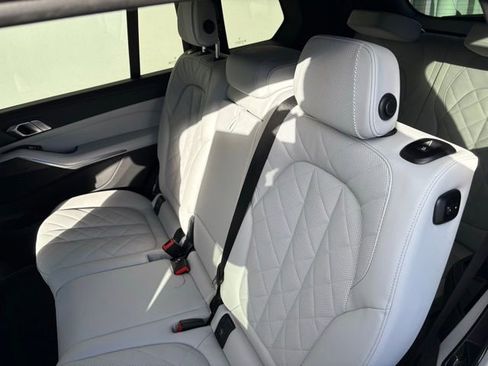 Used 2025 BMW X7 xDrive40i w/ Climate Comfort Package image 11