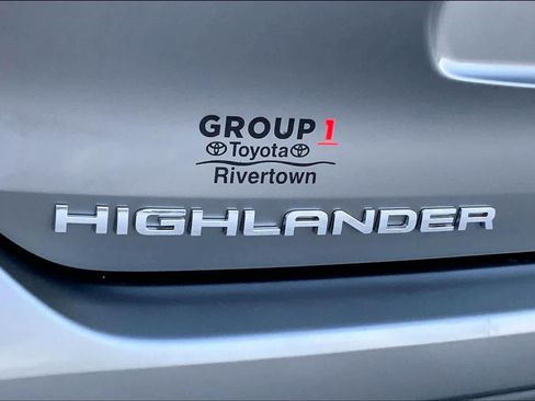 Used 2025 Toyota Highlander XLE FWD image 30