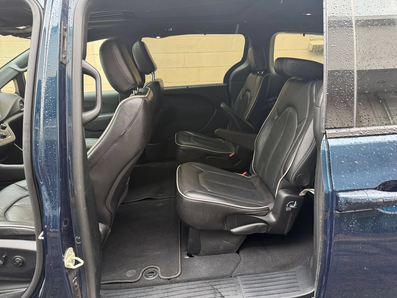 Used 2025 Chrysler Pacifica Limited FWD image 28
