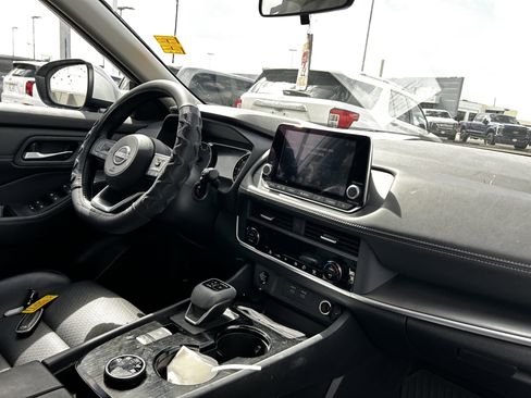 Used 2024 Nissan Rogue SV w/ SV Premium Package image 15