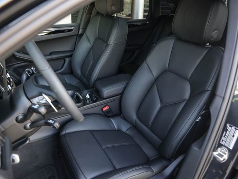 Certified 2025 Porsche Macan image 5