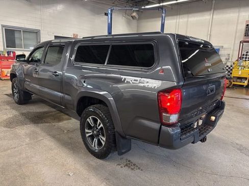 Used 2017 Toyota Tacoma TRD Sport w/ Premium & Technology Package AWD/4WD image 4