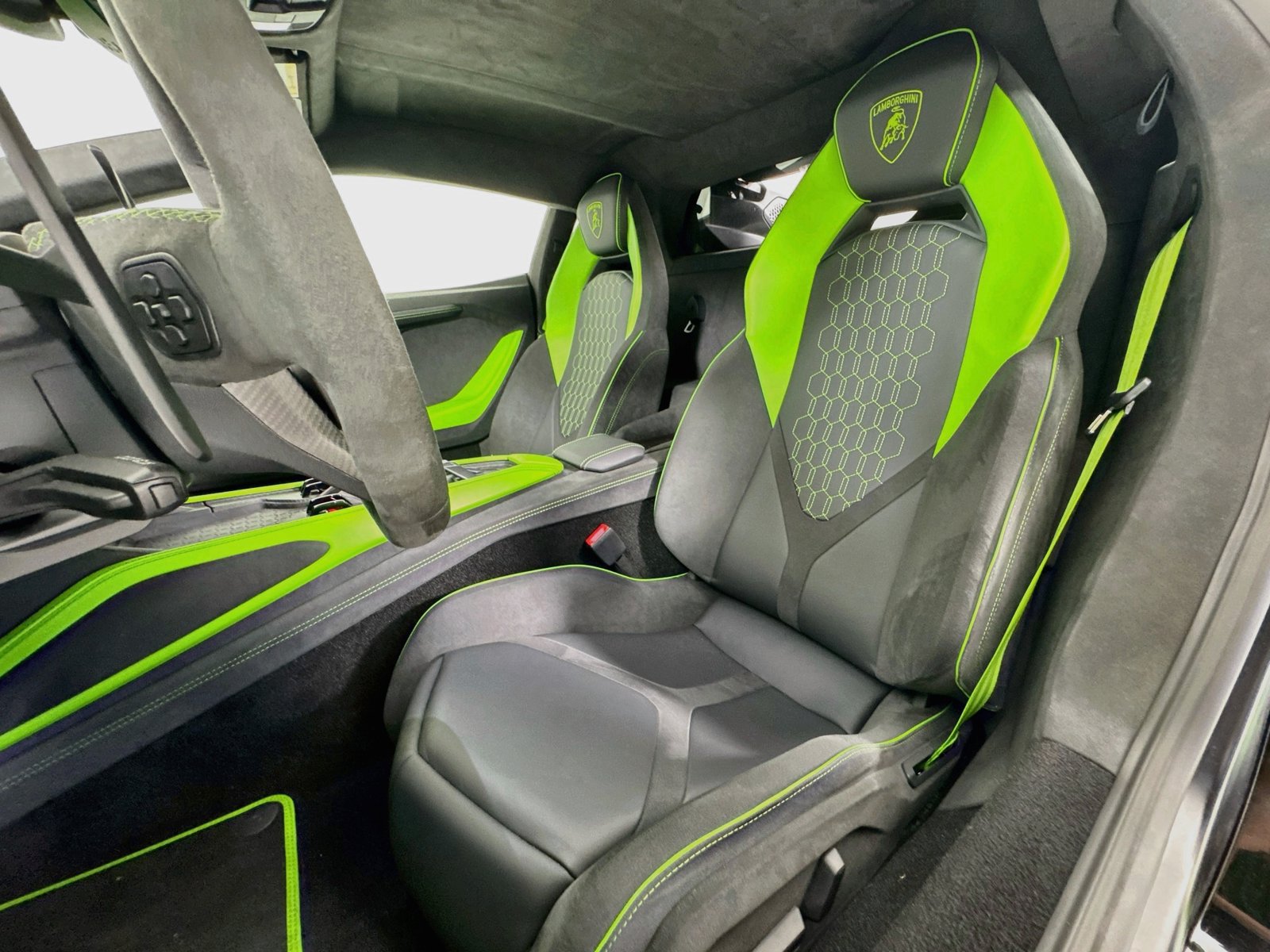 Used 2024 Lamborghini Revuelto AWD/4WD image 8