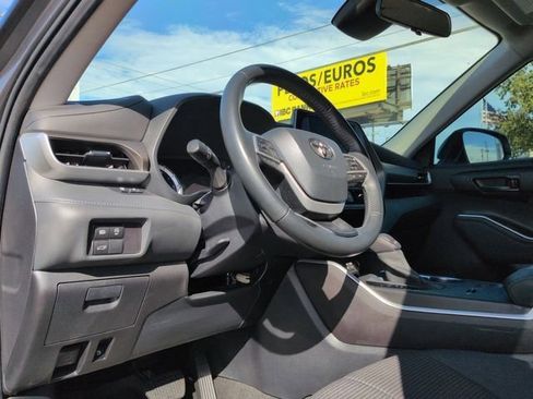 Used 2023 Toyota Highlander LE image 8