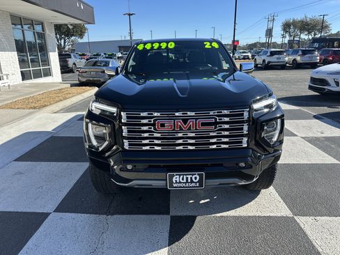 Used 2024 GMC Canyon Denali image 2