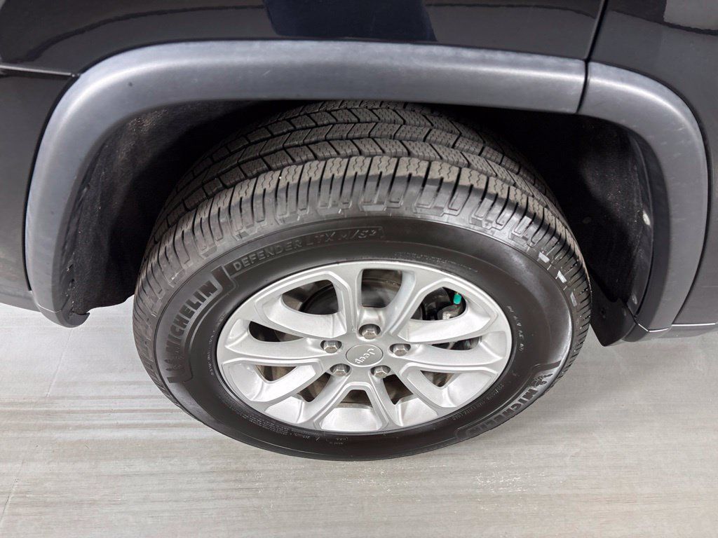 Used 2022 Jeep Grand Cherokee Laredo E RWD image 10