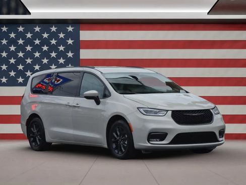 Used 2021 Chrysler Pacifica Touring w/ S Appearance Package FWD image 3