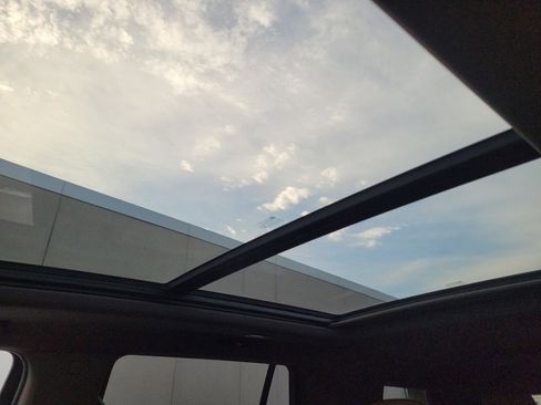 Used 2022 Cadillac Escalade Premium Luxury image 21