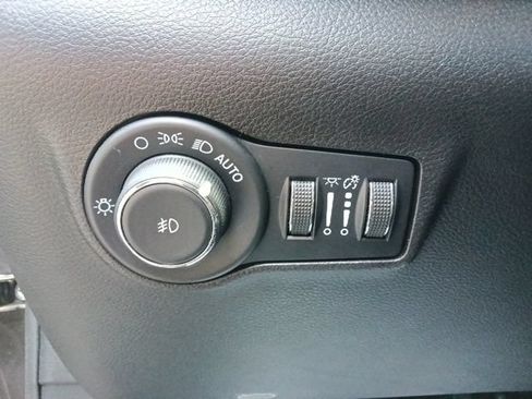 Used 2024 Jeep Compass Latitude AWD/4WD image 17