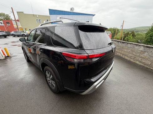 Used 2024 Nissan Pathfinder SL AWD/4WD image 3