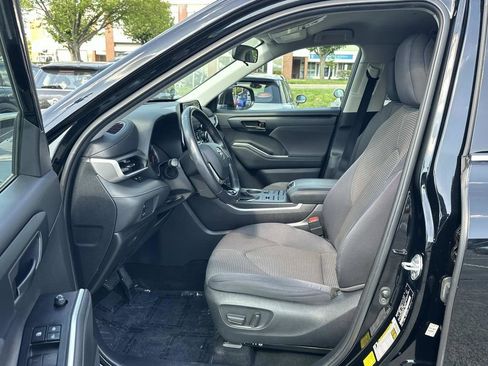 Used 2021 Toyota Highlander LE AWD/4WD image 23